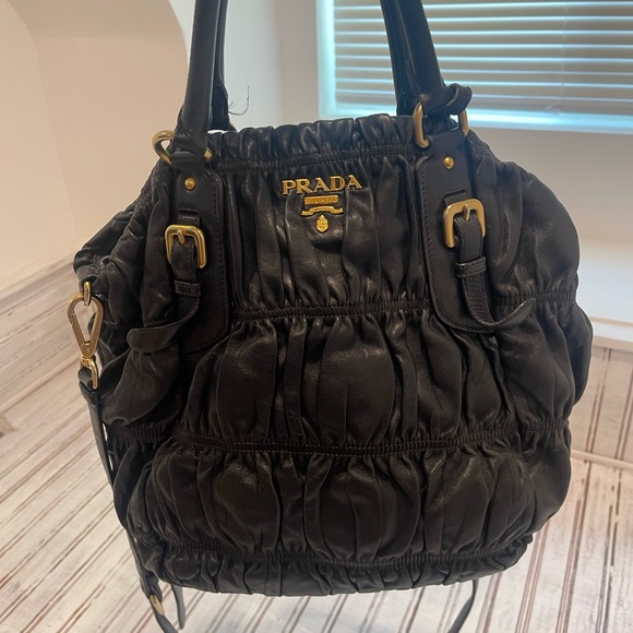 Saffiano Leather Shoulder Tote Handbag. Circa 2008 - Picture 4 of 9